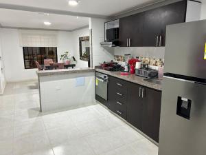Kuchyň nebo kuchyňský kout v ubytování Casa familiar en Girón