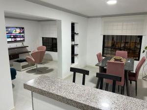 TV a/nebo společenská místnost v ubytování Casa familiar en Girón + 6 fotografií