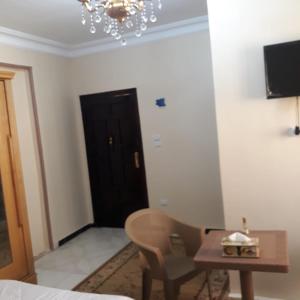 TV a/nebo společenská místnost v ubytování Yassin guest house