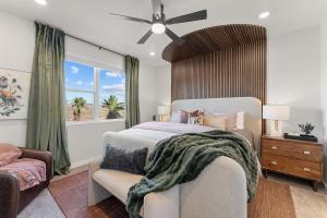 een slaapkamer met een bed, een bank en een raam bij Paradise in the Sand condo in St. George