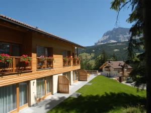 a house with flowers on the balconies with a mountain at Chalet Susi in La Villa