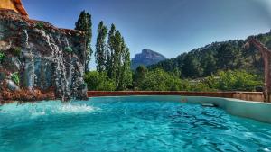 a swimming pool with a mountain in the background at Casa Rural la Piedra del Cambrón in Villaverde de Guadalimar