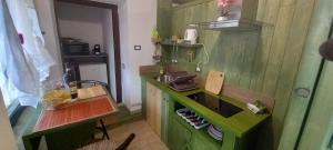 A kitchen or kitchenette at CASA APPARTAMENTO VACANZE La fermata delle rondini