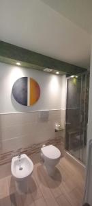 A bathroom at CASA APPARTAMENTO VACANZE La fermata delle rondini