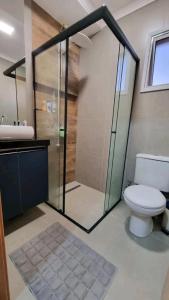 Bilik mandi di Quarto em Apartamento