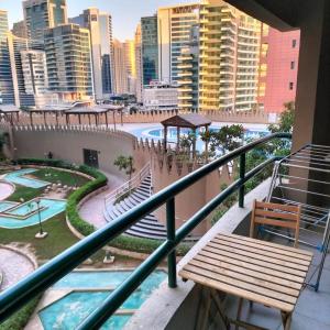 Piscina di Nomad Partition Room in Barsha Heights 3 mins to ICM Metro o nelle vicinanze