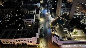 Vista generica su Dubai o vista sulla città dall'interno della stanza in casa privata