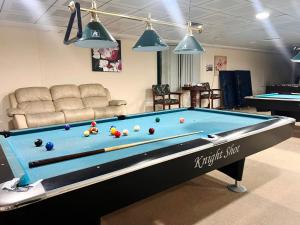 Tavolo di biliardo di Nomad Partition Room in Barsha Heights 3 mins to ICM Metro