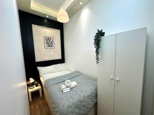Postel nebo postele na pokoji v ubytování Nomad Partition Room in Barsha Heights 3 mins to ICM Metro + 37 fotografií