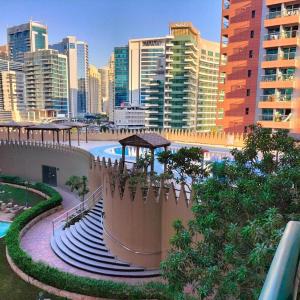 Bazén v ubytování Nomad Partition Room in Barsha Heights 3 mins to ICM Metro nebo v jeho okolí