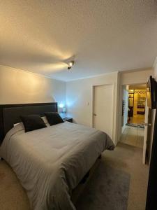 En eller flere senge i et værelse på Acogedor depto en La Serena