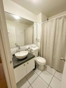 Et badeværelse på Acogedor depto en La Serena + 1 billede