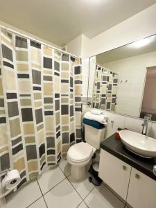 Et badeværelse på Acogedor depto en La Serena