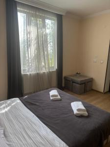 Rúm í herbergi á Guest House Mukha