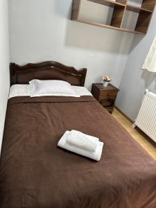 Rúm í herbergi á Guest House Mukha