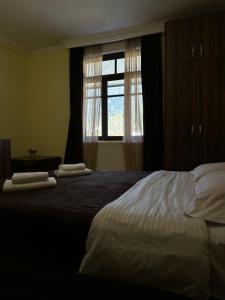 Rúm í herbergi á Guest House Mukha