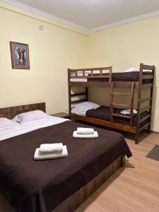 Rúm í herbergi á Guest House Mukha
