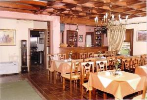 Ein Restaurant oder anderes Speiselokal in der Unterkunft Megdovas Hotel 