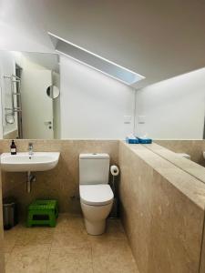 Ένα μπάνιο στο Alfado Residence +5 φωτογραφίες