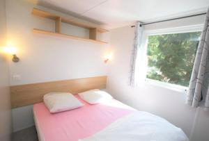 Postel nebo postele na pokoji v ubytování Camping le Pré des Moines