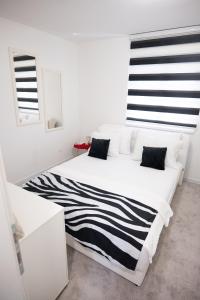 Ένα ή περισσότερα κρεβάτια σε δωμάτιο στο Grandeur Home Apartment Mostar - free parking