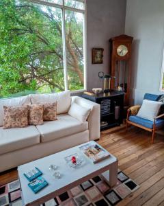 a living room with a couch and a table at Hermosa casa de campo a 100 mts del mar in Chapadmalal