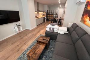 Una sala de estar con un sofá y una mesa de café. en Artes y ciencias D with fast Wifi and terrace, en Valencia 18 fotos más