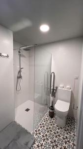 Un baño con ducha de cristal y un inodoro. en Artes y ciencias D with fast Wifi and terrace, en Valencia