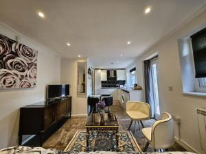 ロンドンにあるSpacious Guest Suite - Harrowのテーブルと椅子、キッチンのあるリビングルーム