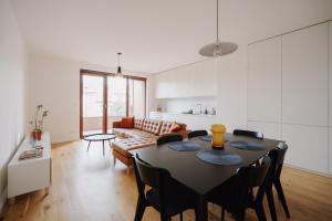a living room with a table and a couch at Zwirn apartment in Nivy