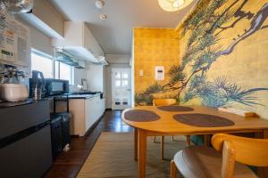 una cucina con un tavolo di legno e una sala da pranzo di South 1014 a Sapporo