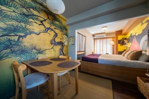 una stanza con un tavolo e un letto e una camera da letto di South 1014 a Sapporo