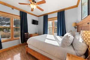 ein Schlafzimmer mit einem Bett und einem Deckenventilator in der Unterkunft Hidden River Lodge 5940 by Summit County Mountain Retreats in Keystone