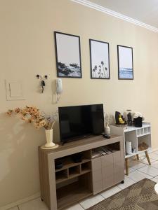 カパン・ダ・カノアにあるApto 604 vibesのリビングルーム(エンターテイメントセンター内の薄型テレビ付)