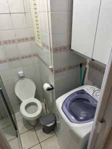 カパン・ダ・カノアにあるApto 604 vibesのトイレと洗面台のある小さなバスルーム +7枚の写真