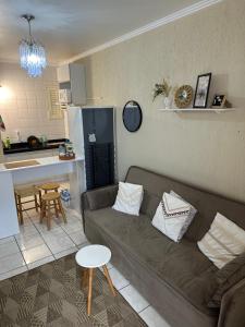 カパン・ダ・カノアにあるApto 604 vibesのソファとキッチンのあるリビングルーム