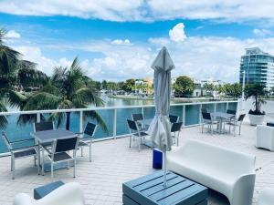 Ban công/sân hiên tại OCEAN VIEW 1BR 2BA BEACH CONDO Parking