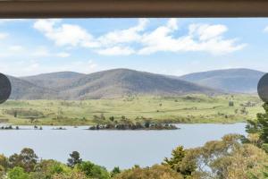 Una vista de un lago con montañas al fondo. en Cobbers Rest, en Jindabyne