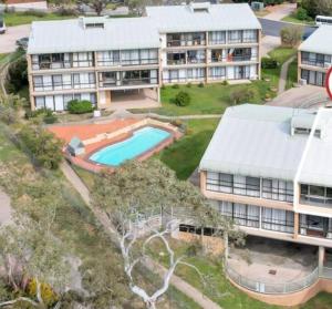 Una vista aérea de un edificio con piscina. en Cobbers Rest, en Jindabyne