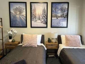 Dos camas en una habitación con cuadros en la pared. en Cobbers Rest, en Jindabyne 34 fotos más