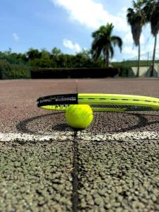 Tenis a/nebo squash v ubytování L'Oasis de Désert Ste Luce à 200m de la plage avec parking privé nebo okolí