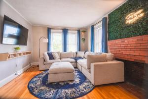 Χώρος καθιστικού στο Boston 3BD-Walk to Train station-Beach-Near Airport