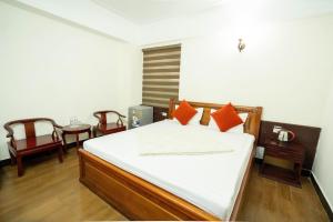 a bedroom with a bed and a table and chairs at SAMMY Hotel - Khách sạn SAMMY in Giáp Vinh Yên