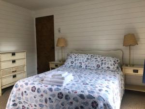 エイヴォンにあるCaptain's Quartersのタオルが敷かれたベッドのある寝室