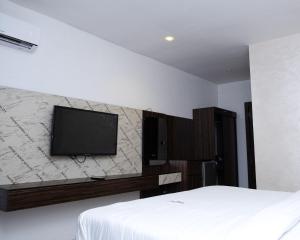 TV a/nebo společenská místnost v ubytování Formula 2 Hotels and Suites