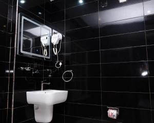Kupatilo u objektu Formula 2 Hotels and Suites