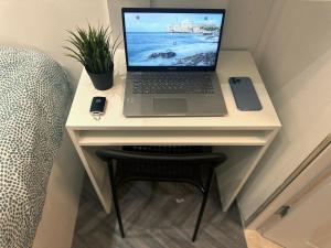 Quiet Partition Room in Tecom Barsha Heights的电视和/或娱乐中心