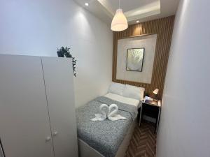 迪拜Quiet Partition Room in Tecom Barsha Heights的小房间,配有床和两条毛巾 更多37张照片