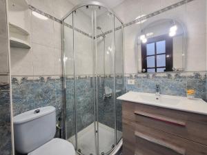 ein Badezimmer mit Dusche, Toilette und Waschbecken in der Unterkunft Affordable holiday accommodation for large families and groups at Las Canteras beach with 3 Bedrooms and Free Parking in Las Palmas de Gran Canaria + 28 Fotos