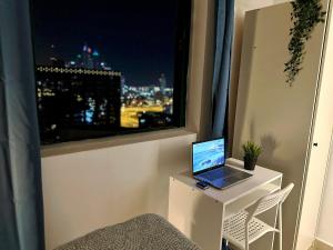 TV a/nebo společenská místnost v ubytování Horizon View Partition Room in Barsha Heights Near Metro